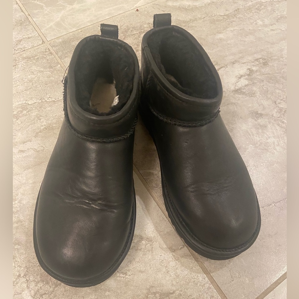 UGG ankle boots in black leather EUC